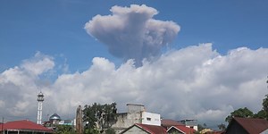 Mount Merapi volcano erupts in Indonesia, sending ash up to 1.600 meters high