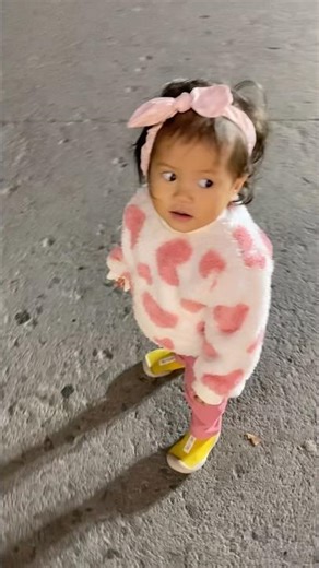 The surprise when she finally open her eyes and realized 🫣🌆 #twins #girlmom #love