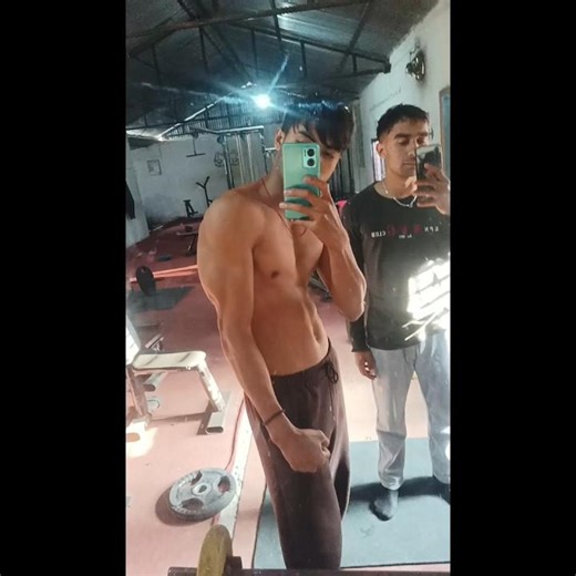 Body flexing 🙌🏻 #shorts #shortsvideo #gym