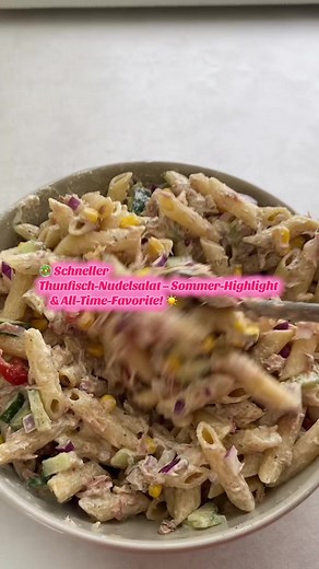 🥗 Schneller Thunfisch-Nudelsalat – Sommer-Highlight & All-Time-Favorite! ☀️ In diesem Video zeige ich euch meinen absoluten Lieblingssalat – ein leckerer Thunfisch-Nudelsalat, der gerade bei warmem Wetter einfach immer geht! Leicht, frisch, super schnell gemacht und bei uns jedes Mal ruckzuck weggeputzt! 😋 Ich werde so oft nach dem Rezept gefragt – deswegen hier endlich das Video dazu! 🙌 Zutaten: \t•\tNudeln (gekocht und abgekühlt) \t•\tCherrytomaten 🍅 \t•\tGurke 🥒 \t•\tRote Zwiebel \t•\tMa