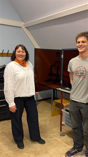 IGS Borwinschule Rostock - unser gespendetes MINT-Equipment ist schon voll im Einsatz 🙌🔬🤩 Der engagierte Fachlehrer Herr Hoder (selbst ehemaliger Schüler) stellte uns begleitet von der Schulleiterin das Projekt vor. Unsere Projektverantwortliche Cornelia Mai und Regionalleiterin aus Rostock Claudia Stapel waren dabei (und nicht wenig begeistert). 🤩🚀 Fachlehrerin Frau Förster hat sich gemeinsam mit den Schüler:Innen mit den Lernrobotern vertraut gemacht. 🤖🦾 Herr Hoder beschäftigt sich mit 