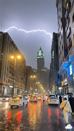Thunderstorm in Makkah ⛈️ | Lightning Behind Clock Tower 🕋 #viral #ramadan #shorts