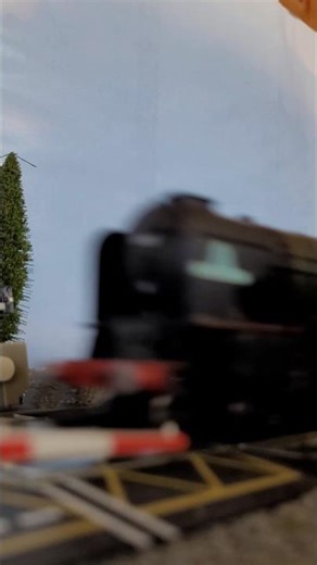 Hornby OO Class A1 Tornado passes level crossing while hulling a express train | #oogauge