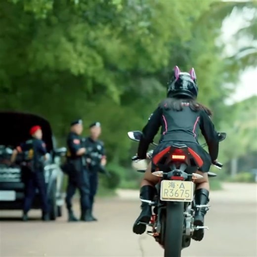 260K views · 5.6K reactions | She is so cool that even the special police praised her 【剧名】【Drama Name】：女特警 SWAT Girls #中国电视剧 #警匪 #cdrama #chinesedrama #女特警 #SWATGirls #陆剧 #保剑锋 | 花生追剧 | Facebook