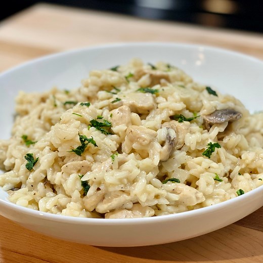 La recette du Risotto ultra crémeux au poulet et champignons (Riz italien)🍚 Ingrédients : 350g de riz Arborio 1 oignon 1 cube de bouillon de poulet 100g de champignons 250g de poulet 50g de beurre 40g de parmesan 1,5L d’eau | Deli Cuisine
