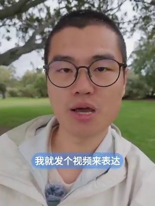 我做过两个 App，两次改变了我的人生轨迹。20岁时，第一个 App 让我从月薪4000元的锤子科技客服，变成了月薪8000元的产品经理。十年后，第二个 App 上线第一个月，就给我带来了和做自媒体差不多的收入。从那以后，我不再需要依赖商单养活自己。我 2016 年做的 App，叫 Cutisan，一个壁纸制作 App，那时候我20岁。我19岁的时候，大专念了两年就主动退学了，因为我找到了锤子科技客服的实习工作。当时想的是我通过客服作为跳板，去锤子科技产品部工作。那时候罗永浩还没有给锤子科技招聘做学历限制。我在客服部做了不到一年，认识了一个网友，他原先做销售，去北京报了产品经理培训班，学了3个月，然后找到了产品经理的工作。于是我也去报班学了产品。但以当时的认知水平，我其实听得一知半解。也不知道这学了3个月怎么就能去找产品经理的工作了。我给产品部投过两次简历和产品创意集。第一次他们不缺人，第二次我进了面试，但最后，他们选择了一个有一年产品经验的人。当时还有一个产品实习生的岗位，我以为，只有在校大学生才能实习，就没有投。而客服部有一个同事，和我的条件一样，报过产品培训班，他投了，过了，去实