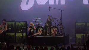 Sum 41 n'a eu besoin de jouer qu'une chanson pour que la fête s'installe au Festival d'été de Québec. Voici ladite chanson! | Le Journal de Québec