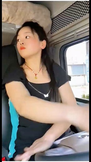 女孩握方向盤的姿勢真棒🚛😲。#女卡車司機 #女司機 #卡車司機的生活 #卡車 #truckdriver #amazing #driver