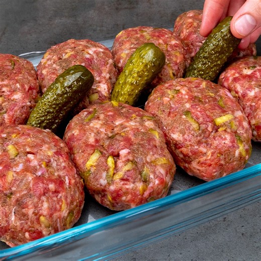 Meine Oma kocht dieses Abendessen alle 3 Tage! Ein fantastisches Rezept mit Hackfleisch Zutaten: Hackfleisch - 500 g eingelegte Gurken - 3 Stück Zwiebel - 1 Stück dunkles Brot - 300 g Salz - 10 g schwarzer Pfeffer - 5 g Oregano - 5 g Koriander - 5 g süßer Paprika - 5 g Ei - 1 Stück RUHEN LASSEN 20 Minuten Öl - 20 ml Mozzarella - 150 g Blechgröße 22 x 28 cm IM OFEN 180 °C/25 Minuten Kartoffeln - 400 g Wasser - 1 l Salz - 10 g KOCHEN 20 Minuten Zwiebel - 1 Stück Pilze - 300 g Salz - 10 g schwarzer