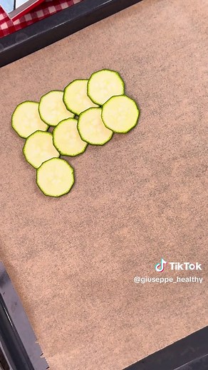 🥒 SANDWICH DI ZUCCHINE 2 INGREDIENTI 😋 LOW CARB! Se anche tu ami le zucchine, questo wrap non puoi assolutamente non provarlo! SOLO 280kcal e 30g di proteine a porzione 😱 FACILISSIMO, light, e super sfizioso! Puoi farcirlo come ho fatto io, o prepararne di mille altre varianti… insomma, lo proverai?? 🤩 Lascia un “MI PIACE” è il tuo modo di dirmi grazie 🙏🏻❤️ 📲 Salva la ricetta ✌🏻 Seguimi @giuseppe_healthy Ingredienti x 2 porzioni: 1 zucchina 80g formaggio grattugiato Ripieno (facoltativo)