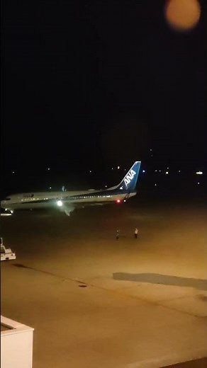新潟空港 夜｜ANA機 出発シーン ライトに照らされて動き出す機体