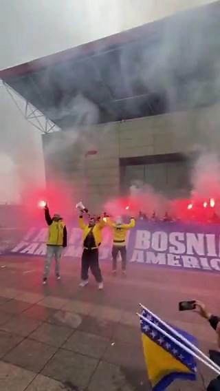 🗣️ "I am from Bosnia, take me to America!"Bosnia & Herzegovina are just one game away from the World Cup. Italy are their visitors. These fans are more than ready 🇧🇦