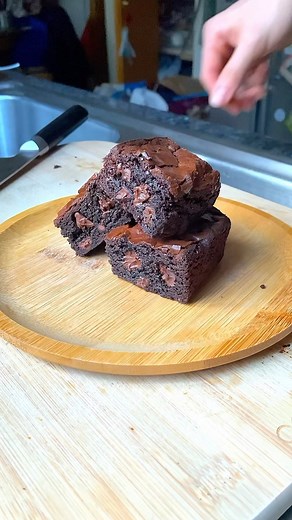 Elias on Instagram: "Glossy Valencia Brownies: Full Recipe in Blog, Link in Bio This recipe makes super easy, quick, and glossy brownies that meld together Orange, Coffee, Vanilla, and Dark Chocolate together. It’s crazier that this recipe can basically be made only using a bowl and nothing else if wanted.This is a take on the popular Ghirardelli and Godiva citrus and dark chocolate bars, but in a brownie form. Who doesn’t like brownies? ME BITC*CHES, I don’t, until I started making these browni