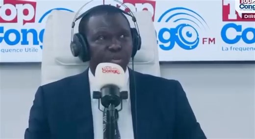 🔴 RDC : Wameso, gouverneur de la BCC, affirme que la stabilité du franc congolais est cruciale pour l’économie André Wameso Nkuololoki, gouverneur de la Banque Centrale du Congo (BCC), a souligné sur les antennes de Top Congo FM que la stabilité du franc congolais est essentielle pour soutenir l’économie nationale. Selon lui, une monnaie stable favorise la confiance des citoyens et des investisseurs, limite les pressions inflationnistes et renforce la croissance. Le gouverneur a également détai