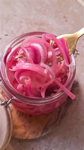 Barbara L. | Recettes Vegan ♡ on Instagram: "5 min et 1 bocal pour réaliser ces Pickles d'Oignons Rouges. C'est le condiment par excellence à toujours avoir dans son frigo et en plus c'est joli !! 🥰 Recette : https://barbarafrenchvegan.com/recipe/pickles-doignon-rouge-maison/ Ingrédients : *2 Oignons Rouges Emincés *200 g d'Eau *200g d'eau Vinaigre de Cidre (ou blanc) *1 à 2 càs de Sucre suivant ton goût *1 Pincée de Sel Préparation : 1. Fais chauffer ton eau avec le vinaigre, le sucre et le se