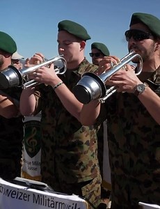 La fanfare militaire résonne au sommet du Moléson.Entre discipline et tradition, la musique rend hommage à la force et à l’unité de l’armée suisse. militaermusik.ch | Division territoriale 1