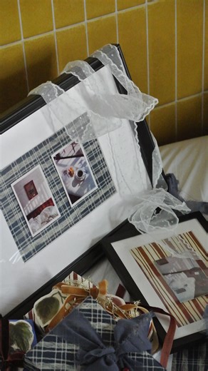 Kato san on Instagram: "おすすめのフレーム活用方法🍒 あえて小さいサイズの写真やカードを 大きいフレームで背景つけるのかわいい！ フレームはそれぞれ @ikeajapan です◎ #インテリア #cozyhomedecor"