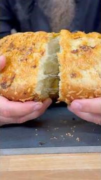 Cheese and garlic – nothing goes better together 🧀🧄 #bread