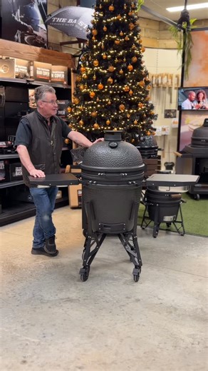 Heel trots zijn we, als 1 van de eerste BBQ shops in Nederland staat bij ons in de showroom, het allernieuwste model van de Bastard, “ De Bastard Core Large Complete🔥” eigenlijk pas in 2026 leverbaar maar in Est gewoon nu al🤗🤗 🔥 Waarom jij de Bastard Core Large Complete wilt hebben 🔥 Deze kamado is gebouwd voor wie nét dat stapje verder wil gaan. Met slimme, robuuste details die het verschil maken bij elke BBQ-sessie: ✔️ Air Cap van gietijzer met siliconen knop – maximale controle over je t