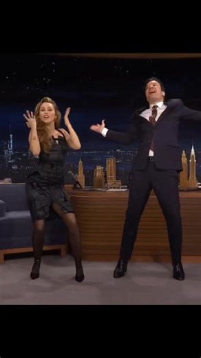 943K views · 10K reactions | MILEY TREPÓ A JIMMY EN TACONES ANOCHE. Jaja!! 藍❤️ Miley: Tú y yo somos muy similares, pero tenemos nuestras diferencias.  #mileycyrus #jimmyfallon | Jimmy Fallon Latin America FANS | Facebook