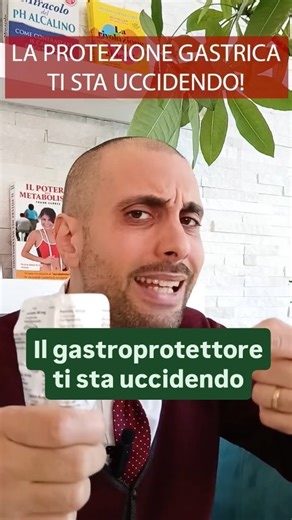 Biagio de Parolis | Benessere Naturale e Riflessologia on Instagram: "10 milioni di italiani prendono il gastroprotettore ogni giorno 💊 Ma sai cosa sta succedendo al tuo corpo? Il gastroprotettore BLOCCA l'acido gastrico → non digerisci le proteine → il cibo fermenta nello stomaco → malassorbimento di vitamine e minerali (B12, ferro, calcio, magnesio) → indebolisci ossa, muscoli, sistema immunitario 😔 E il peggio? Crei ancora PIÙ acidità sistemica perché non digesti! Circolo vizioso 🔄 Il gast
