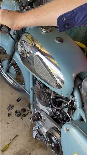 Clutch spring adjustment using a wire pointer to adjust Pressure plate wobble BSA TRIUMPH 1960’s