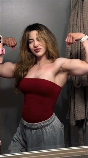 Muscle mommy = infinite breastmilk supply 🍼 #musclegirl #aesthetics #musculacao #gymgains