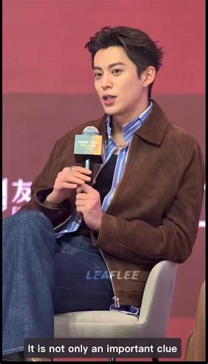DiDi talking about the blue high heels clue.. Why blue??? Because if the shoes were red, DiDi would sing " Red high heels"😂😂#DylanWang at #LightToTheNight press conference..#WangHeDi #RanFangXucr watermark