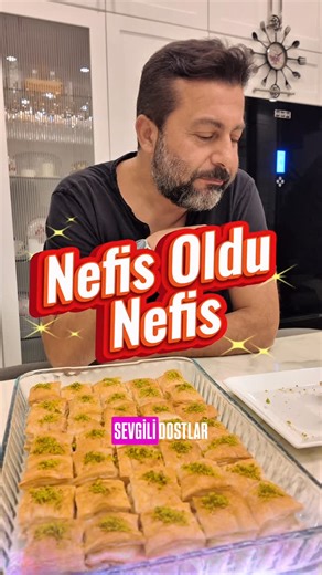 Hakan Elyıldırım on Instagram: "✨ HAFİF, ÇITIR, BAYMAYAN BİR TATLI ✨ Bazen en güzel tatlılar en sade olanlar… Bu tarif tam da öyle 👌 Çıtır milföy + ipeksi muhallebi = çay saatlerinin kurtarıcısı ☕️ Biz denedik, çok sevdik… Ne ağır, ne şeker bayıyor. İsterseniz arasına muz, çilek, frambuaz gibi meyveler de ekleyebilirsiniz 🍓🍌 Videonun sonuna kadar izleyin, tarif de burada 👇 ⸻ 🥐 Milföylü Muhallebili Tatlı Tarifi Malzemeler: • 10 adet milföy hamuru • 2 yemek kaşığı un • 2 yemek kaşığı mısır ni