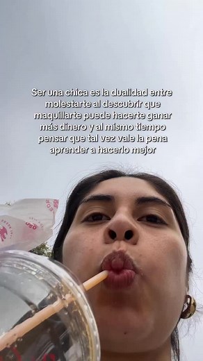 Según un estudio de Jaclyn S. Wong (Universidad de Chicago) y Andrew Penner (University of California, Irvine), publicado en Research in Social Stratification and Mobility (2016), el “premio por belleza” en mujeres se explica casi por completo por el arreglo personal — es decir, maquillaje, peinado y vestimenta — más que por la belleza natural. Además, un experimento de Wesley Pech (Seton Hall University, 2022) encontró que las mujeres con maquillaje profesional recibieron en promedio 22 % más d