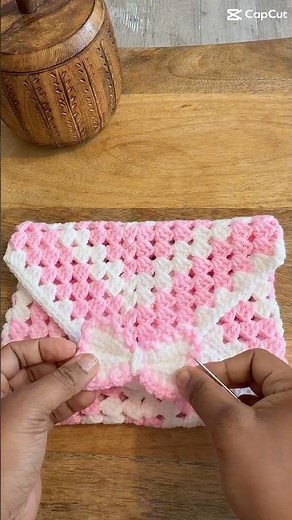 Fais ce protège-livre crochet grannysquare rose #grannysquare#pochette crochet#crochettutorial