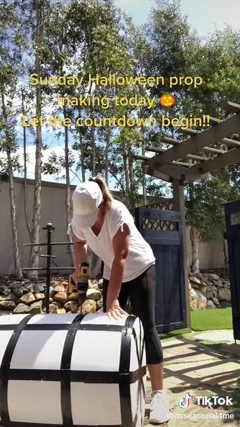 DIY Halloween Cage Tutorial - Hocus Pocus Hanging Cage