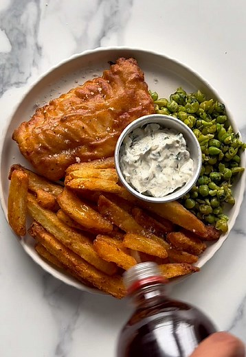 Airfryer Fish Chips 🐟🍟🧂 A fakeaway faveeee made lighter in the airfryer! Super fresh n well balanced deliciousness 😋😋 Protein 40g / Calorie 702 Recipe (Serves 1): *check link in bio for full recipe ingredients list x -Cut Maris Piper potatoes into thick chips and soak in cold water for ideally 30 minutes to remove excess starch (dw if you don’t have time just skip this). Drain, then boil in salted water with 1 tsp baking powder (helps to break down the potato) for 6 minutes until just tende