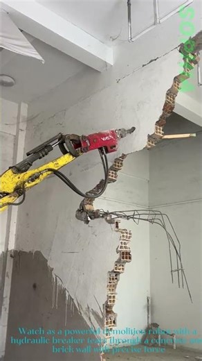 Power Demolition Robot Breaks Through Concrete Wall：Satisfying Destruction
