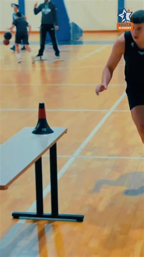 🏀 Reactive Ball Handling & Finishing Drill This unique drill simulates in-game pressure through multitasking: 🔸 Dribble Object Manipulation (Ripcoin & Cone) 🔸 Directional Changes Around Obstacles 🔸 Mid-Air Catch & Finishing Variations Players develop: ✔️ Superior coordination ✔️ Quick reaction & decision-making ✔️ Body control in traffic ✔️ Creativity at the rim 👥 Open for players U8–U18 📩 info@skillsacademy.me 🌍 www.skillsacademy.me 📞 382 67 032 132 | Skills Academy