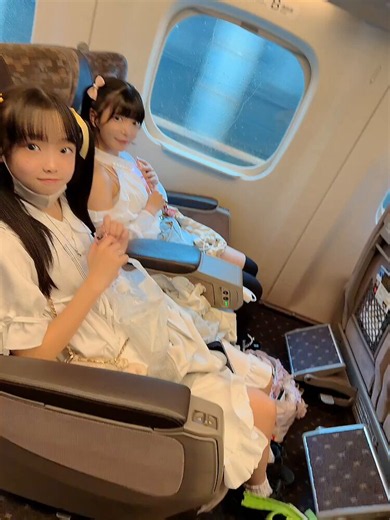 RT @para_ceo_p: メンバー全員グリーン車で静岡へ。オタク達や他のアイドル達に贅沢だと言われるかもしれない。でも、歌姫達にはライブ前から笑っていてほしい。移動でHPを削るくらいなら、その分ステージで輝いてもらう。パラパレはそういうチームです。 htt…