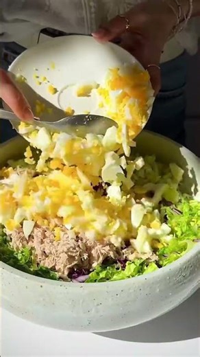 Green Protein Salad with Creamy Avoca do Herb Sauce 💚#greensalad #proteinsalad #healthyeating
