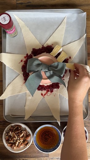 Forget the mistletoe, this Friendsmas you'll be getting chef's kisses with our showstopping edible wreath! 😘 Easy to make with cranberry, jam, brie, pecans, honey and the festive flavours of MasterFoods Tuscan Blend magic, you’ll be the one bringing the Christmas magic. #masterfoods #friendsmas Cranberry and Brie Christmas Wreath with Masterfoods Ingredients 1 wheel brie or camembert 1 jar cranberry sauce (you’ll use about ½) Masterfoods Tuscan Seasoning Handful pecans, chopped Drizzle honey Dr
