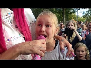 Girl gets surprised by her idol and adorably loses it