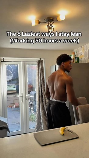 The 6 laziest ways I stay lean (working 50hrs a week) Being a 20-year-old coach AND a construction worker means I don’t have time for perfect routines… so I made it simple: 1️⃣ 10k steps at work – I use the site as my cardio. No excuses. 2️⃣ High-protein meals🍗 every shift 40g each sitting. Keeps me full, keeps me lean. 3️⃣ Easy repeat meals. same breakfast/lunch daily. No overthinking, just fuel. 4️⃣ At-home mobility/core – 5–10 mins before shower. Adds up crazy. 5️⃣ Weekend meal prep👌🏾 futu
