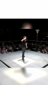 Seorang wanita memenangkan pertarungan MMA dalam balutan pakaian dalam dengan teknik penyerahan di menit terakhir. | Adibintang