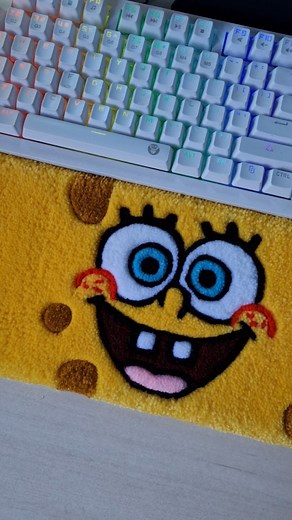 2.3M views · 604 reactions | ASMR Bob Esponja Keyboard Rug 﫧 Apoya muñecas del personaje icónico de Nickelodeon SpongeBob  Protege tus muñecas y decora con una alfombra de escritorio ⌨️ #bobesponja #asmr #tufting #setupgamer #handmaderugs #tuftingchile #alfombras #asmrsounds | Duo rug | Facebook