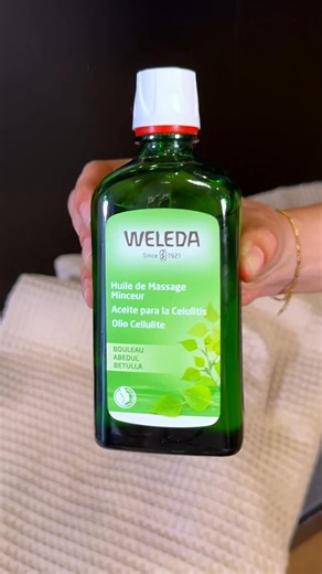 Offrez-vous un moment de bien-être et de douceur avec notre Huile de Massage Minceur primée et adorée par la presse. Obtenez jusqu'à -2 cm de tour de cuisse en moyenne en 14 jours ! 🌿 L'Huile de Massage Minceur favorise la réduction des effets de la cellulite tout en affinant la silhouette et en tonifiant la peau. Elle stimule la micro-circulation pour une peau revitalisée, contribuant ainsi à la rendre visiblement plus ferme et douce au toucher. ✨ | Weleda