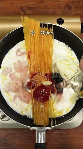Just put all the ingredients in a frying pan and simmer! "Shrimp Tomato Cream Pasta" Check the de...