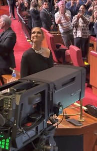 Maravilloso y emotivo momento! #Adele rompe en llanto al ver a #CelineDion en su #concierto en Las Vegas. Las dos cantantes compartieron un abrazo conmovedor en el Caesars Palace, construido originalmente para la residencia debut de @celinedion en 2003 #video #viral #concert | Mario Luna