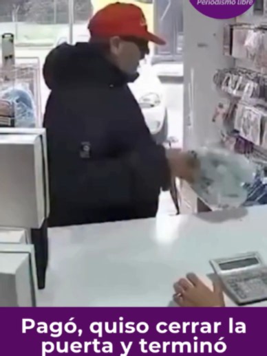 En las imágenes se observa al hombre finalizar su compra, dirigirse hacia la salida y tomar la puerta para cerrarla. Sin embargo, al ejercer presión sobre la estructura, el vidrio colapsó de forma repentina y terminó hecho pedazos. La reacción del cliente y de la empleada fue inmediata: ambos quedaron inmóviles durante algunos segundos, visiblemente sorprendidos por lo ocurrido. El dueño del comercio, Gaspar Leoni, revisó posteriormente las cámaras y decidió compartir el video en redes sociales,