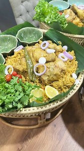 19K views · 680 reactions | Simple Chicken Biryani untuk tetamu istimewa kf. Makan bersama pajeri nenas, salsa & salad. Time ni kelam kabut sikit sbb kf strt masak pun dah pukul 5, maghrib dah nk kena pegi studio, tu yang xde full video.. Tapi alhamdulillah, sempat jgk siap❤️ #kfstudio #dapurkf #chickenbiryani | Farra Fareez II | Facebook