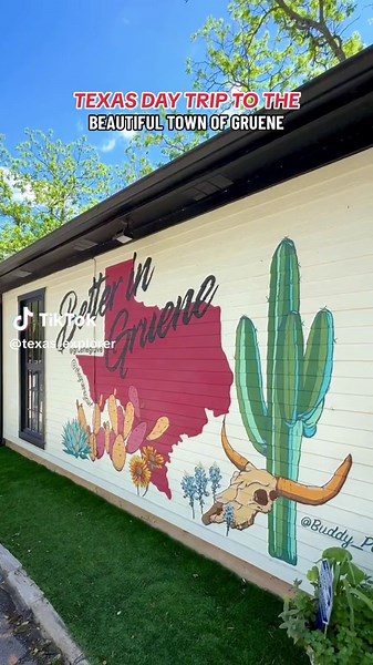 🚗 Texas Day Trip To Gruene 🚗 🍗 In town we checked out The Birdhouse, a newer restaurant with delicious Chicken Sandwiches! 🍓 Grabbed a crepe from Rocky Mountain Crepes food truck! ☕️ Coffee stop at 2 Rivers Coffee shop! 🎨 Walked around town to sight see and shop! #gruene #gruenetx #visittexas #texastravel #texastodo #daytrip #smalltowntexas