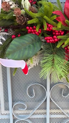 Magnolia Leaf Christmas Wreath With Cardinals, Pine & Red Berries - Etsy