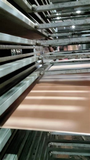 Bahan 4 mm lagi. 🥵 bahan 4 mm ini memang Ringan dan nggak perlu di repair, namun waktu saat press nya ya cuman 5 menit sehingga,harus tetap standby dekat mesin sedangkan mesin hotpress sendiri panass😵‍💫🥵 #plywood#kulipabrik#machine #fyp #foryoupage